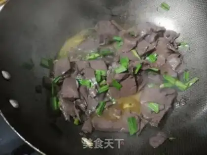 Make Garlic seeded duck blood step 2