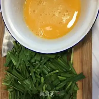 Make Scrambled eggs step 1