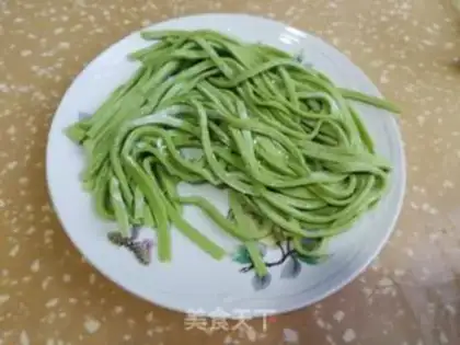 Make Tomato egg and spinach noodles step 0