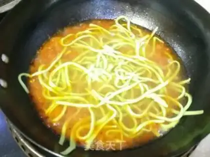 Make Tomato egg and spinach noodles step 6