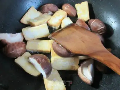 Make The mushrooms burn old tofu step 3