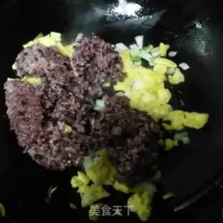 Make Squeeze eggs and fried rice step 5