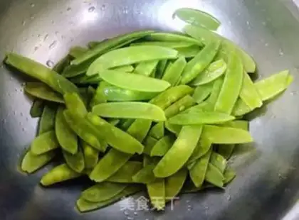 Make Garlic Dutch beans step 0
