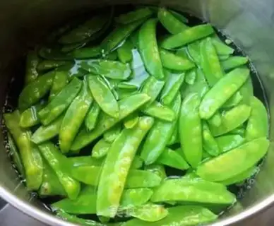 Make Garlic Dutch beans step 1