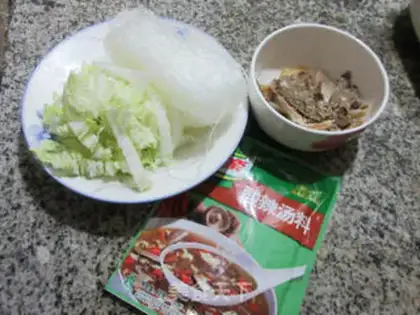 Make A sour, spicy beef fan soup step 0