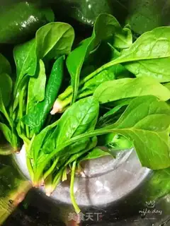 Make Spinach omelet soup step 1