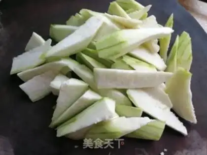 Make Squeeze melon and egg soup step 1