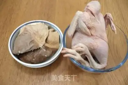 Make Chicken soup with pig belly step 1