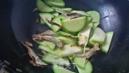 Make Little salty fish fried radish step 3