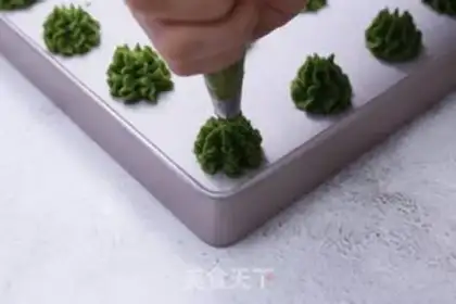 Make Cloud-top cookies step 5