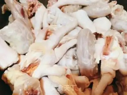 Make Hot chicken claws with red lemon step 1