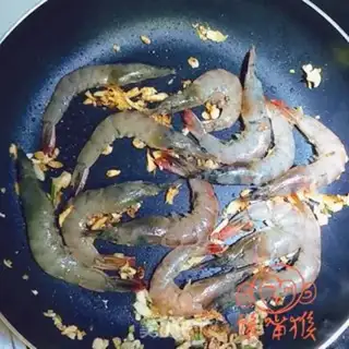Make Garlic shrimp step 3