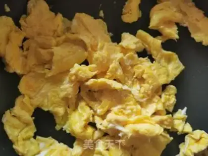 Make Scrambled mushroom fried eggs step 2