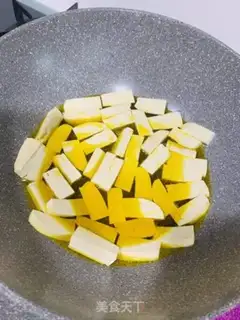 Make Onion fried tofu step 1