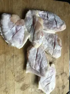 Make Golden mushrooms steam chicken wings step 1