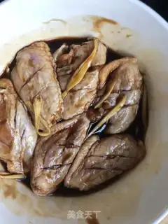 Make Golden mushrooms steam chicken wings step 3
