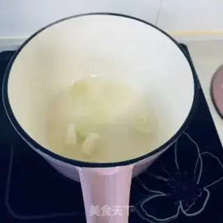 Make Dollies mushroom tofu soup step 1
