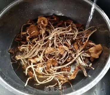 Make Spicy pots of tea and mushrooms step 1
