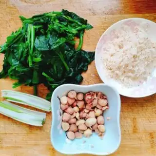 Make Peanut spinach noodles step 0