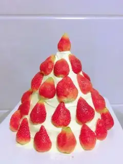 Make # Christmas Strawberry Tower cake # step 6