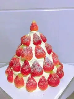 Make # Christmas Strawberry Tower cake # step 7