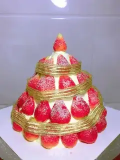 Make # Christmas Strawberry Tower cake # step 8