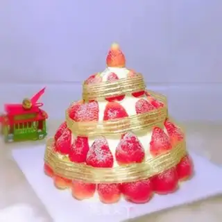 Make # Christmas Strawberry Tower cake # step 9