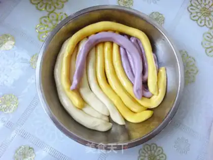 Make Five-coloured noodles step 3