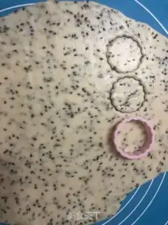 Make Black Sesame Soda Biscuits step 7