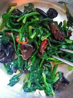 Make Spicy spinach step 4