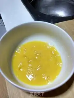 Make Toast banana rolls step 1