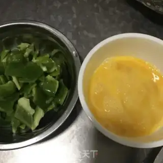 Make Eggs and peppers step 1