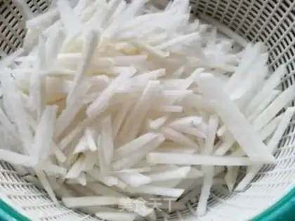 Make Shrimp skin and radish step 0