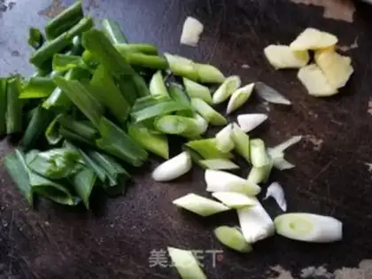 Make Shrimp skin and radish step 1