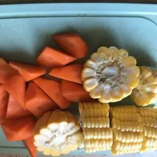 Make Carrot corn ribs soup step 1
