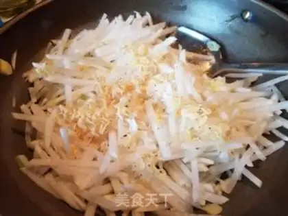 Make Shrimp skin and radish step 4