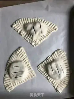 Make Hand-held bean pie step 4