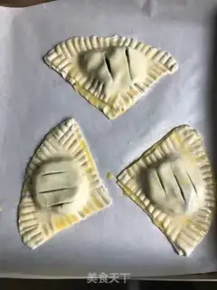 Make Hand-held bean pie step 5