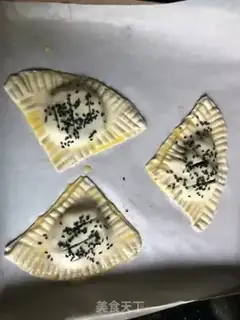 Make Hand-held bean pie step 6