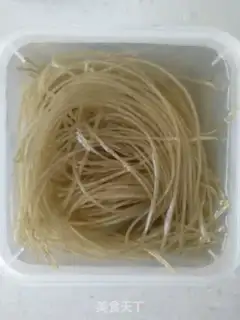 Make Noodles and pork stew step 1