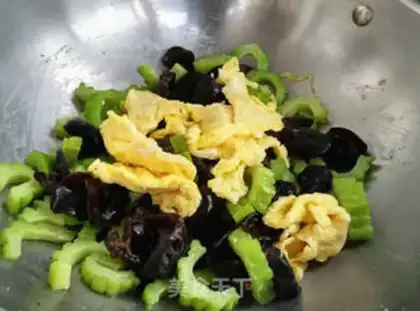 Make Mocked eggs with bitter gourds step 8