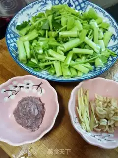 Make Shrimp sauce and cabbage step 1