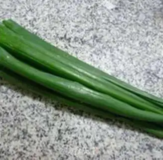 Make Onion leaves, thin meat noodles step 2