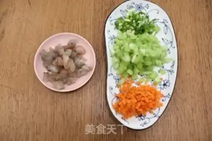 Make Shrimp vegetable greasy pan porridge step 1