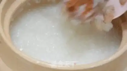 Make Shrimp vegetable greasy pan porridge step 3