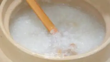 Make Shrimp vegetable greasy pan porridge step 4
