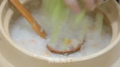Make Shrimp vegetable greasy pan porridge step 5