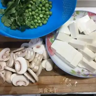 Make Spoon mushroom tofu soup step 0