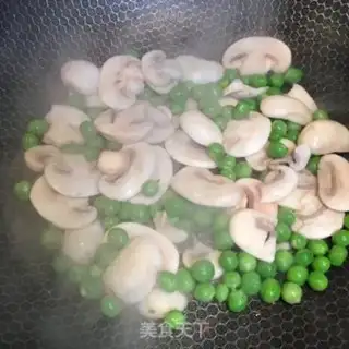 Make Spoon mushroom tofu soup step 1