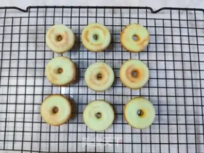 Make Christmas doughnuts step 5